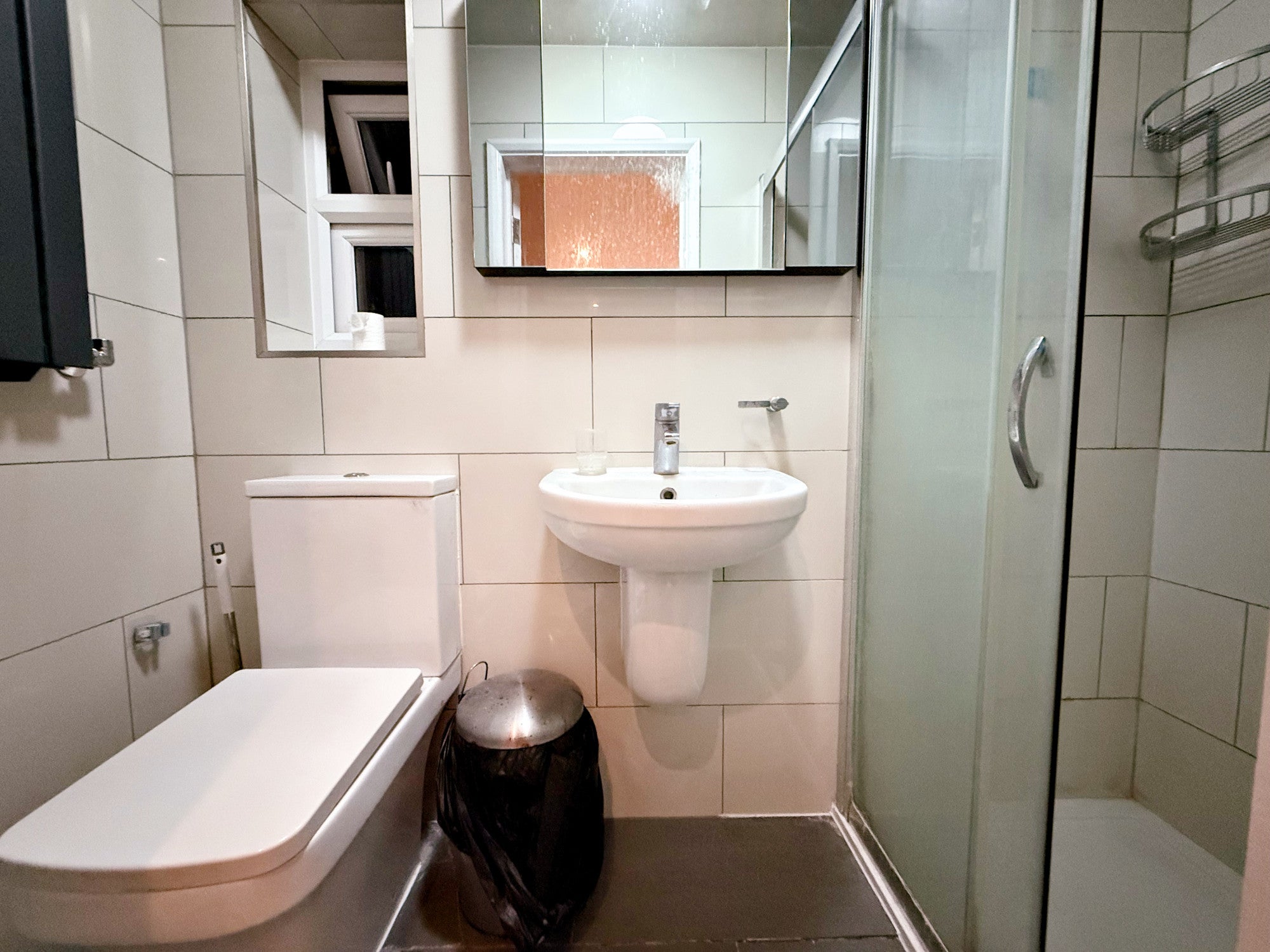 Room Vicarage Farm Road in London