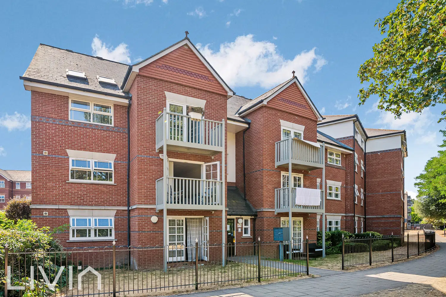 Flat Macmillan Way in Greater London