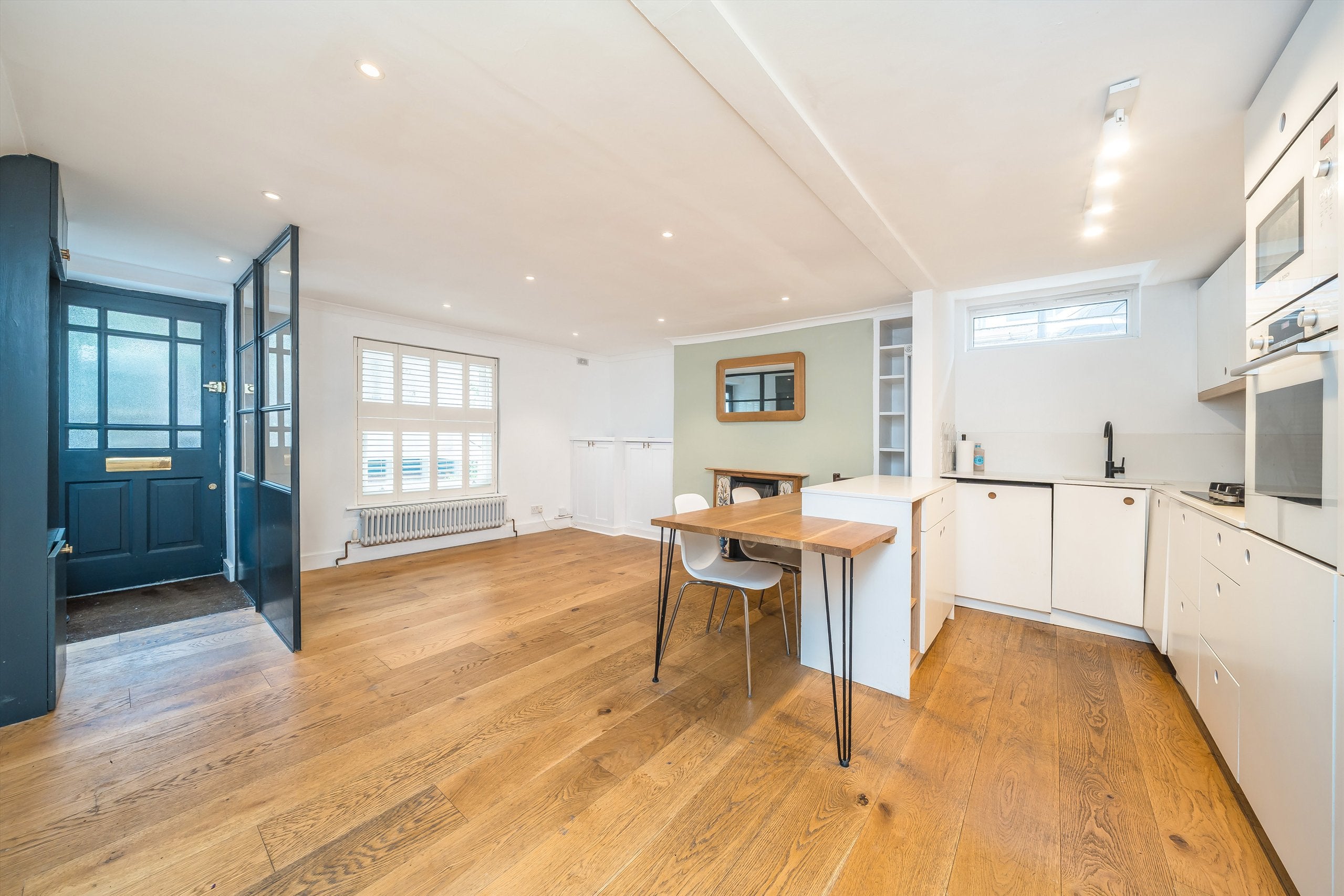 Flat Larkhall Rise in Greater London