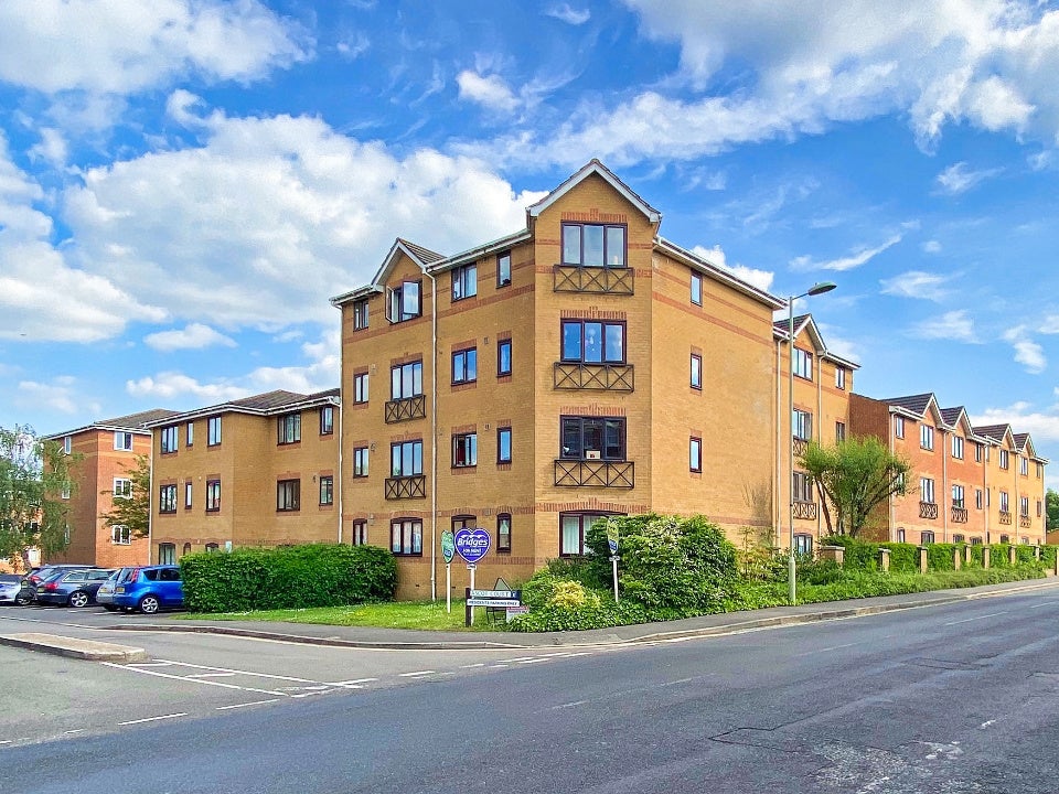 Flat Ascot Court in Rushmoor