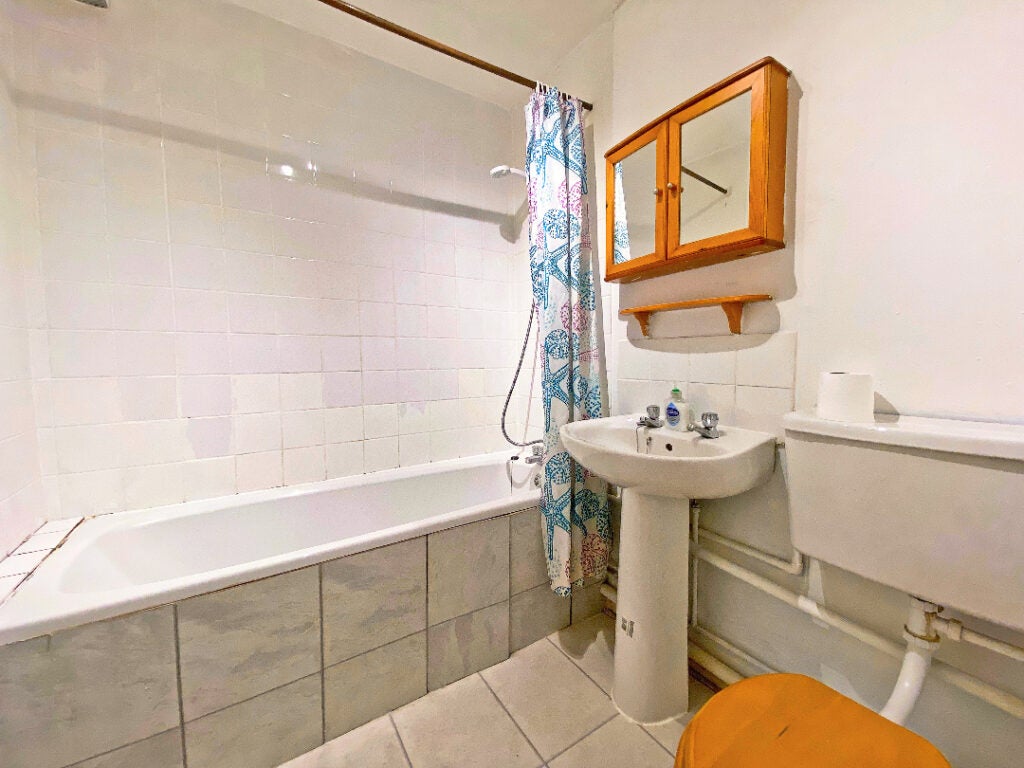 Flat Ascot Court in Rushmoor