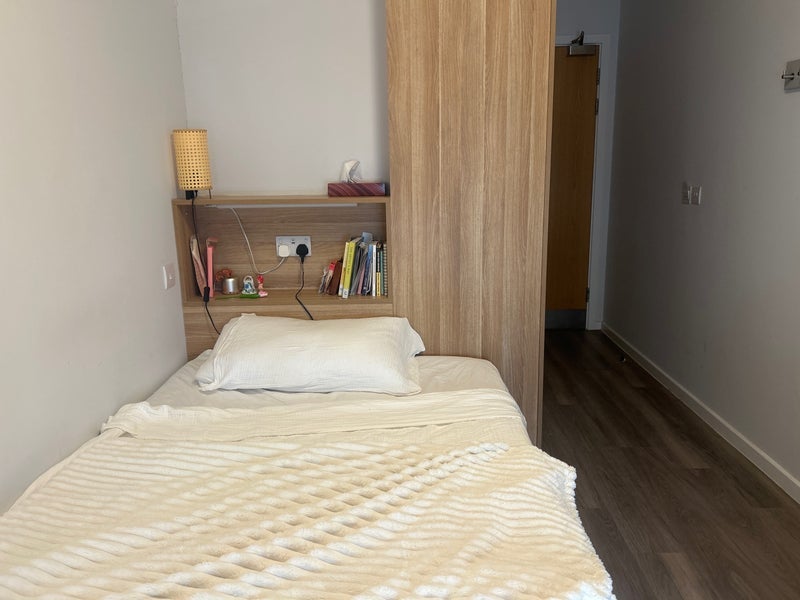 Room Lakeside Way in Greater London