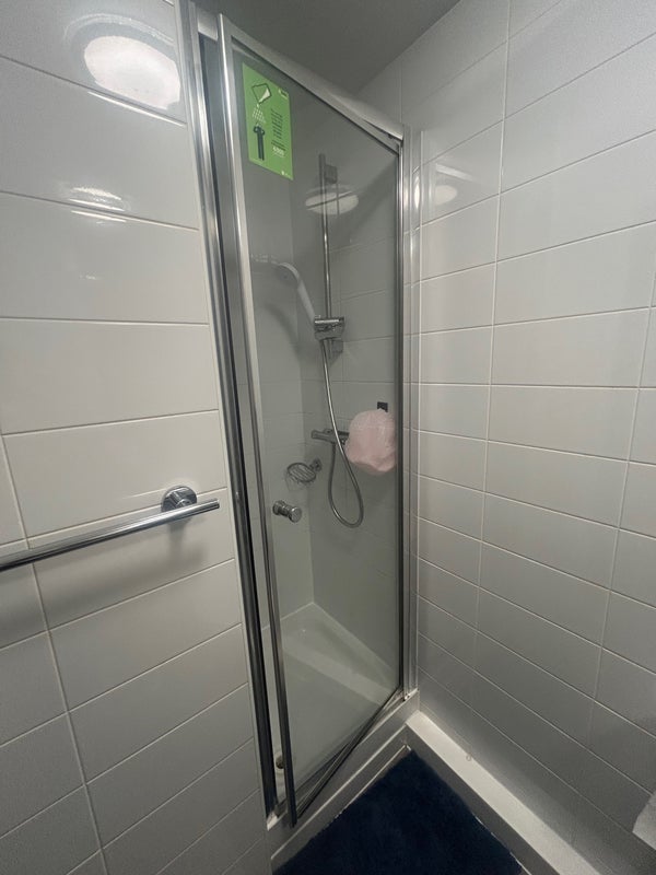 Room Lakeside Way in Greater London