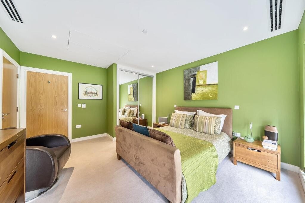 Flat Cherry Orchard Road in Greater London