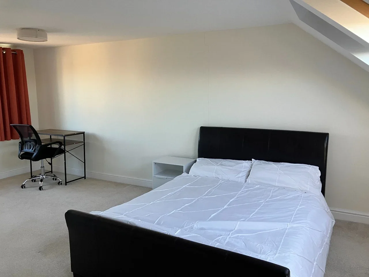 Room Singlewell Road in Gravesham