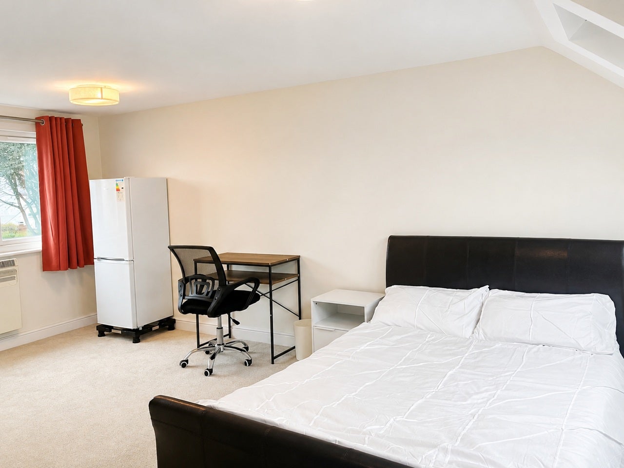 Room Singlewell Road in Gravesham