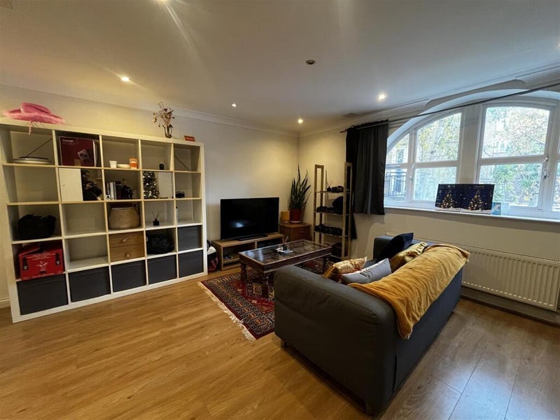 Room Bascombe Street in Greater London