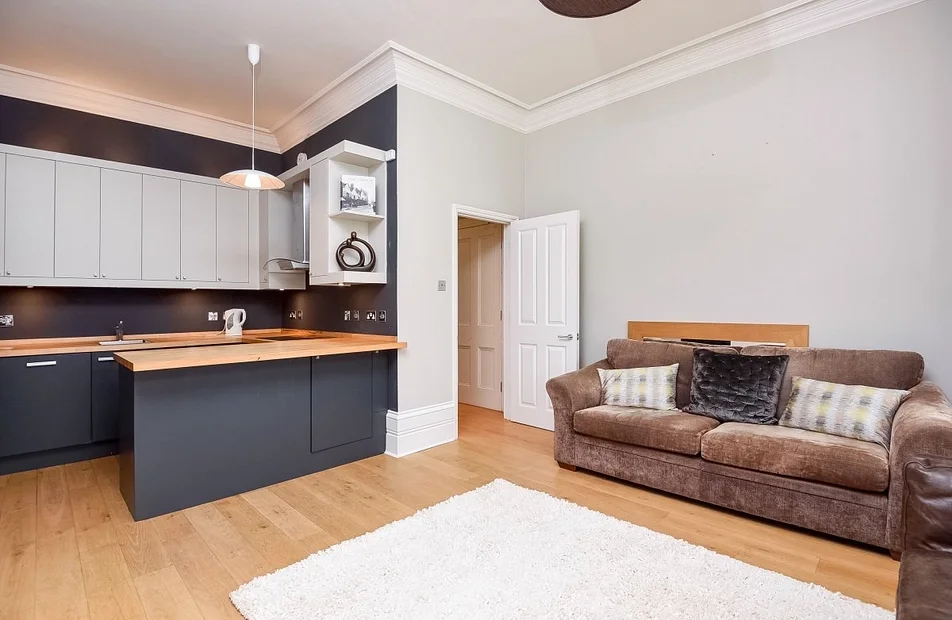 Flat Manville Road in Greater London