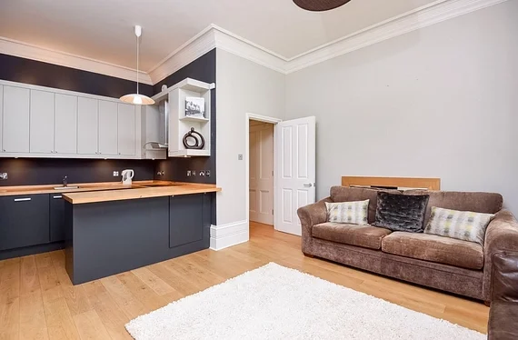 Flat Manville Road in Greater London