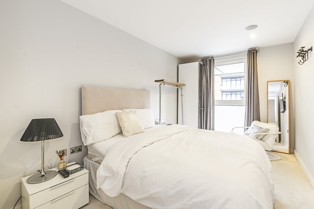 Flat Gatliff Road in City of Westminster