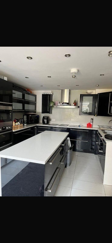 Room Hawtrey Road in Greater London