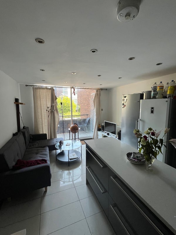 Room Hawtrey Road in Greater London
