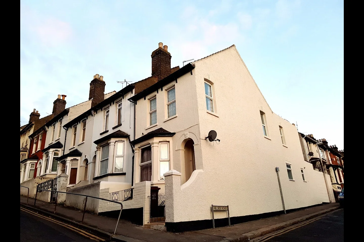 House Hillside Road in Chatham