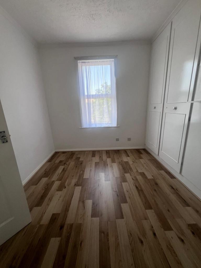 Flat Elgin Road in Greater London