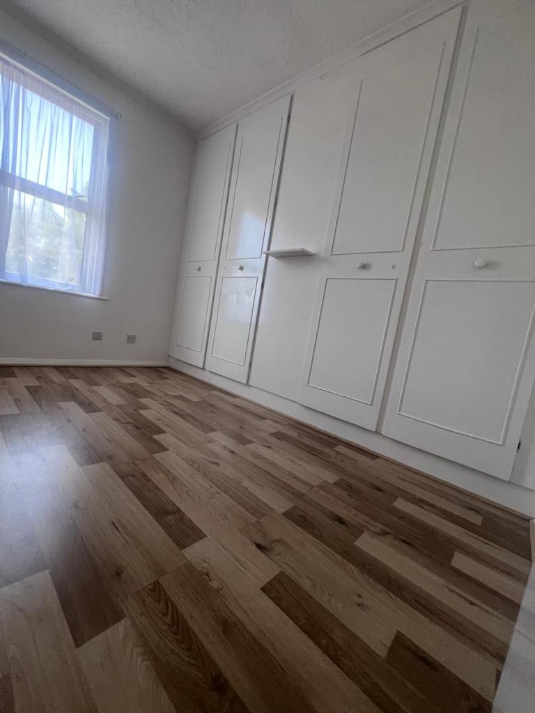 Flat Elgin Road in Greater London