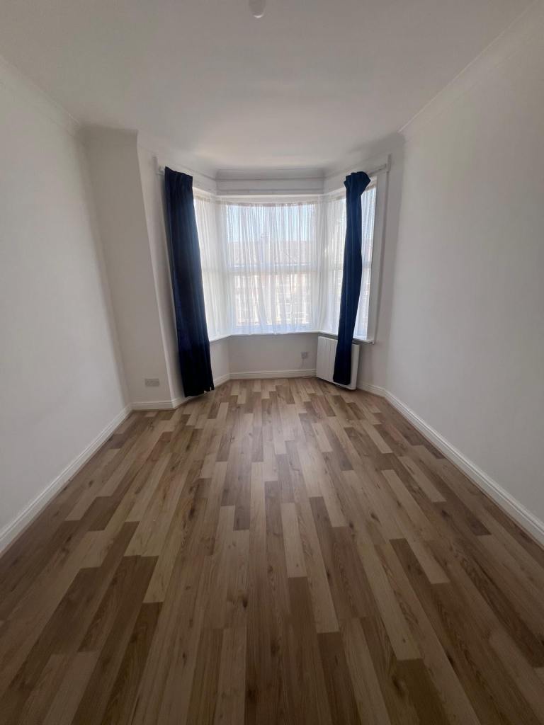 Flat Elgin Road in Greater London
