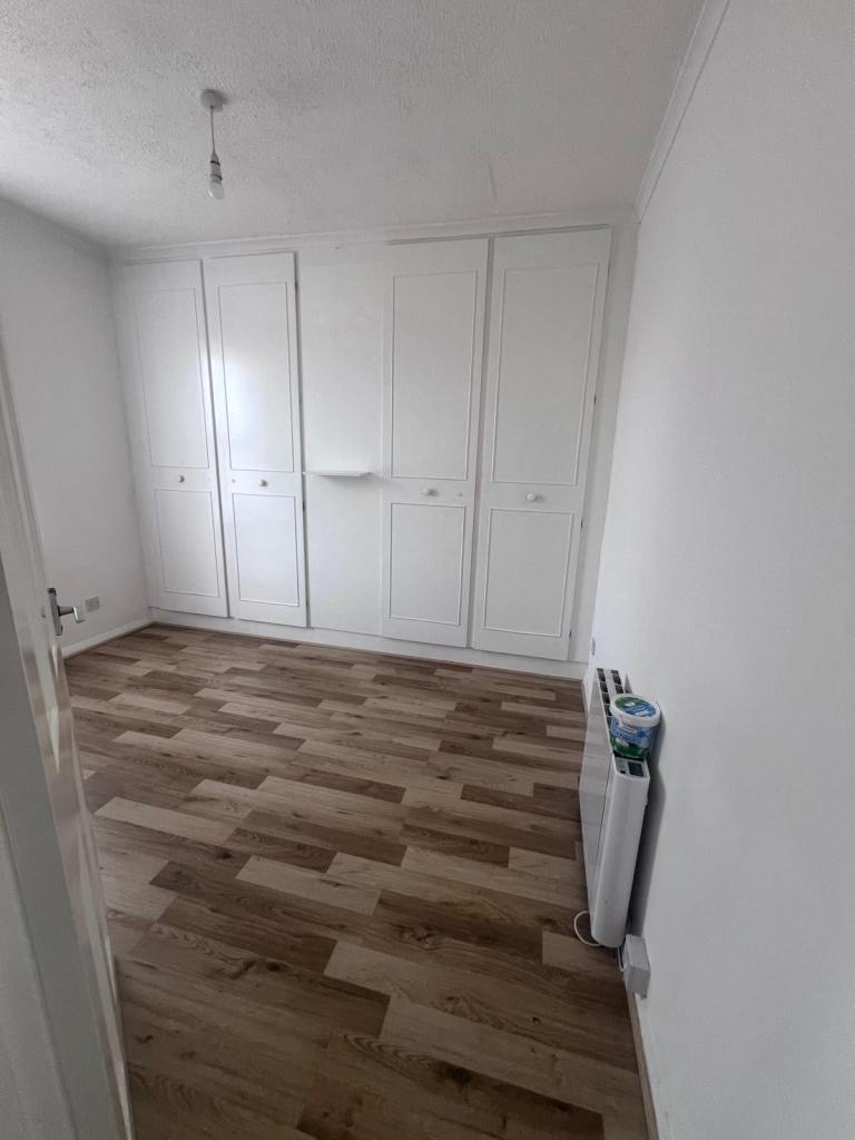 Flat Elgin Road in Greater London