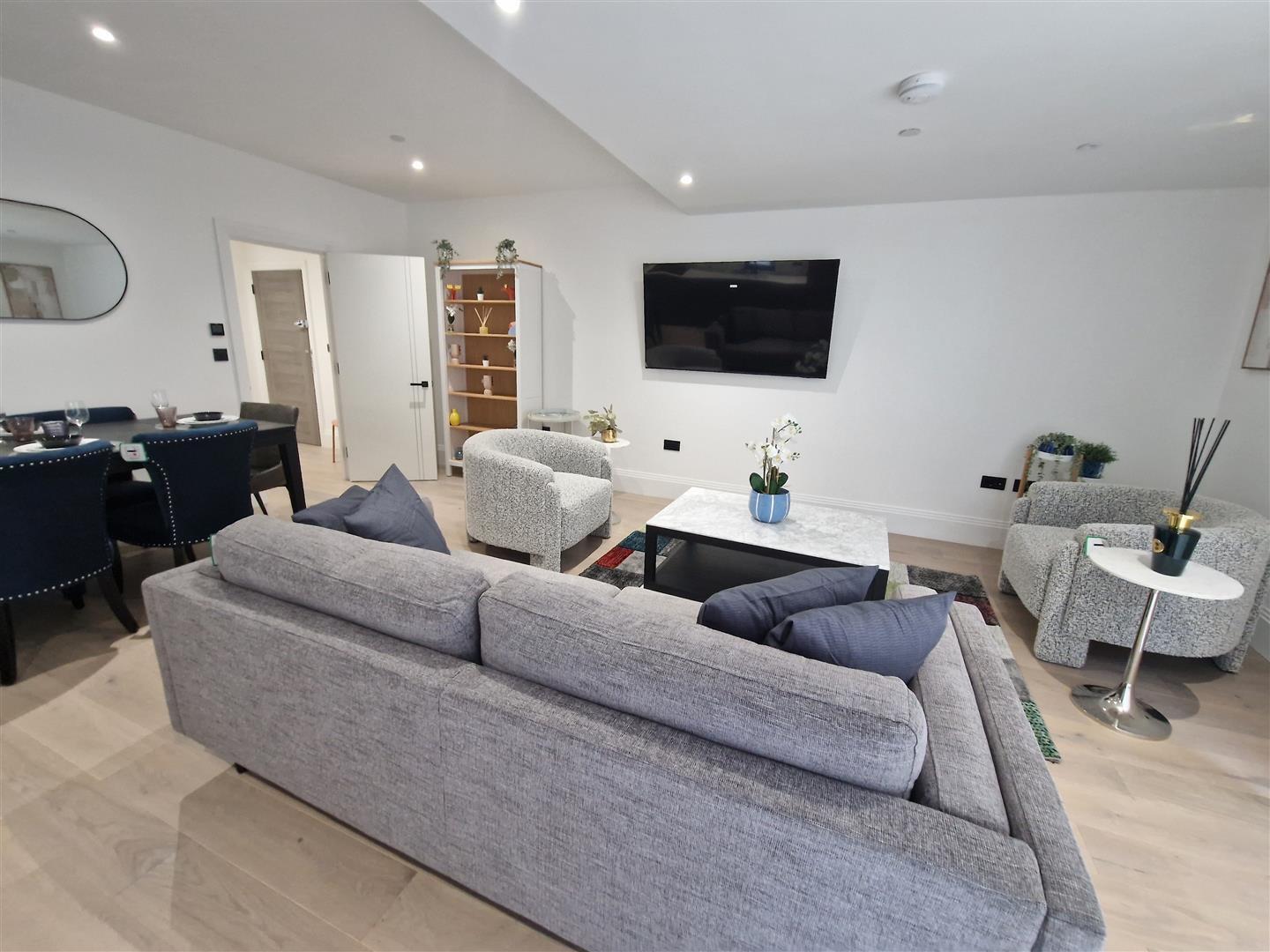 Flat Rotherhithe Street in Greater London