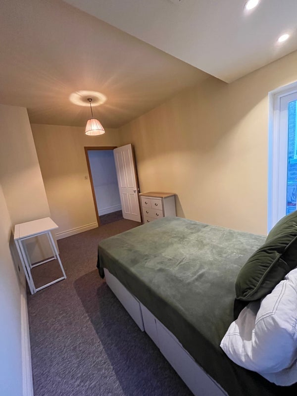 Room Queensmill Road in Greater London
