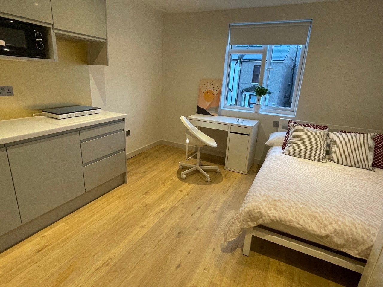 Flat Hardman Road in Greater London