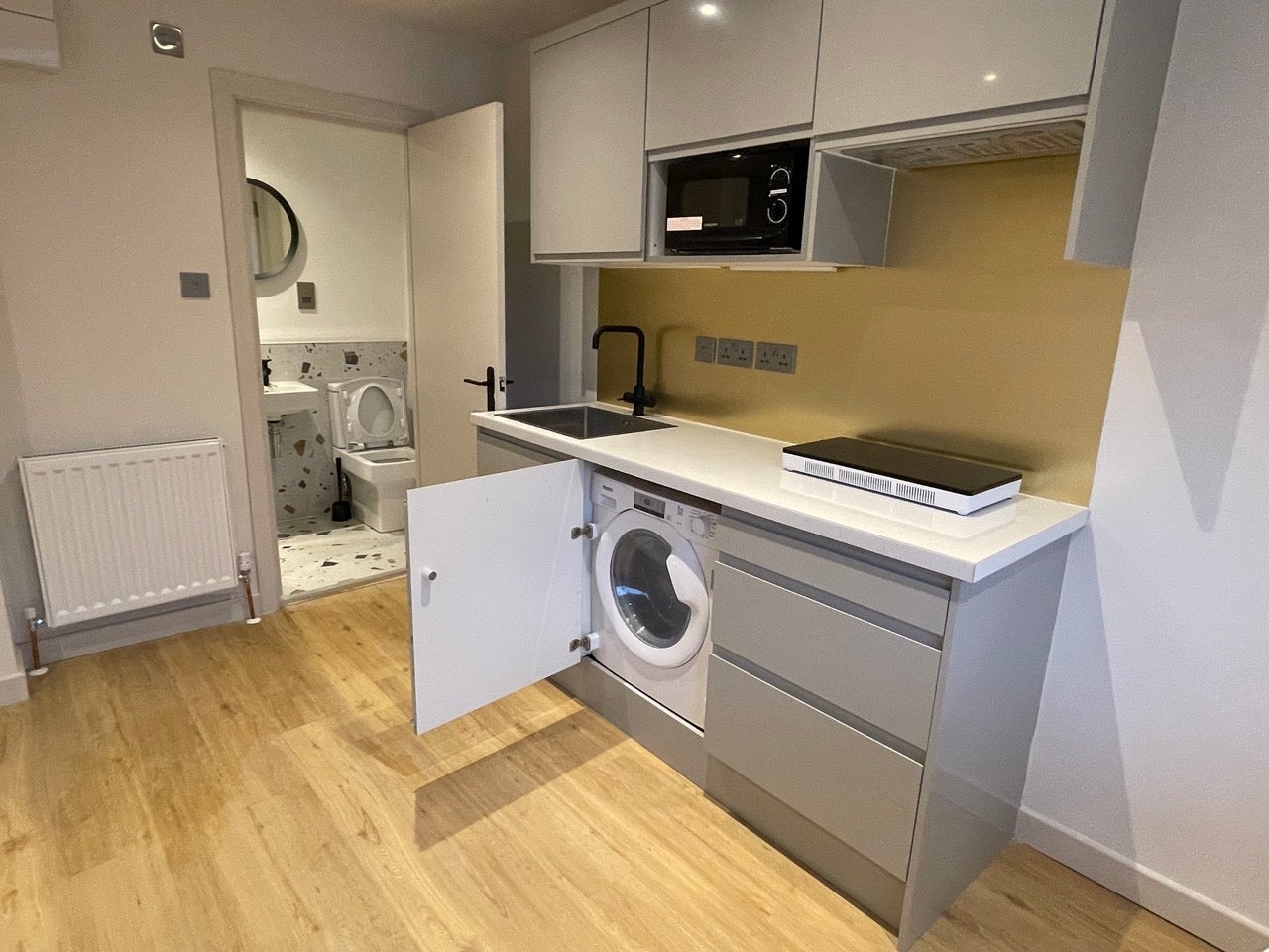 Flat Hardman Road in Greater London