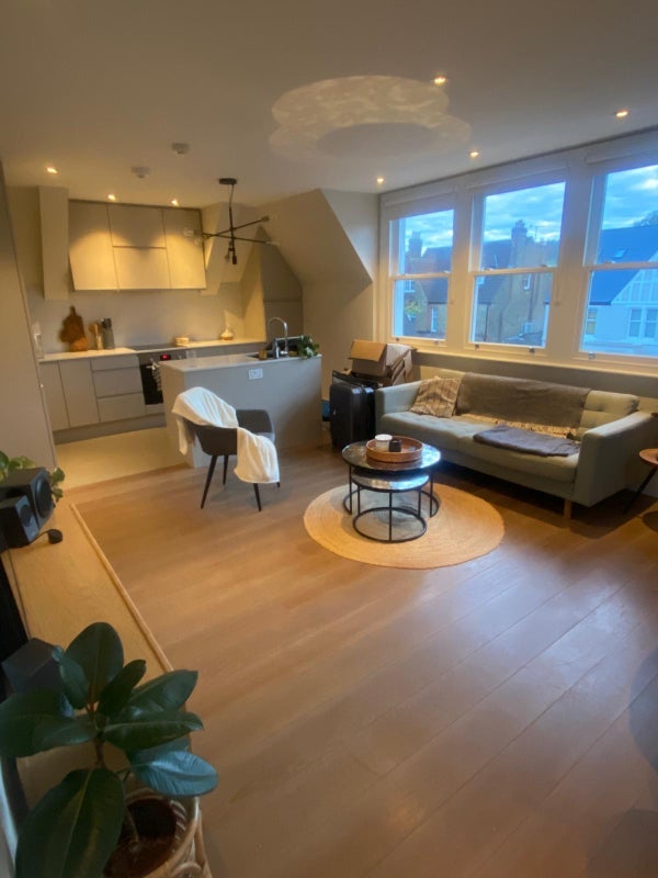 Flat Rydal Road in Greater London