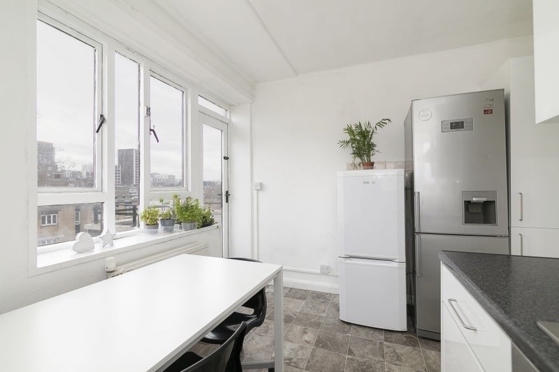 Room Burder Close in Greater London