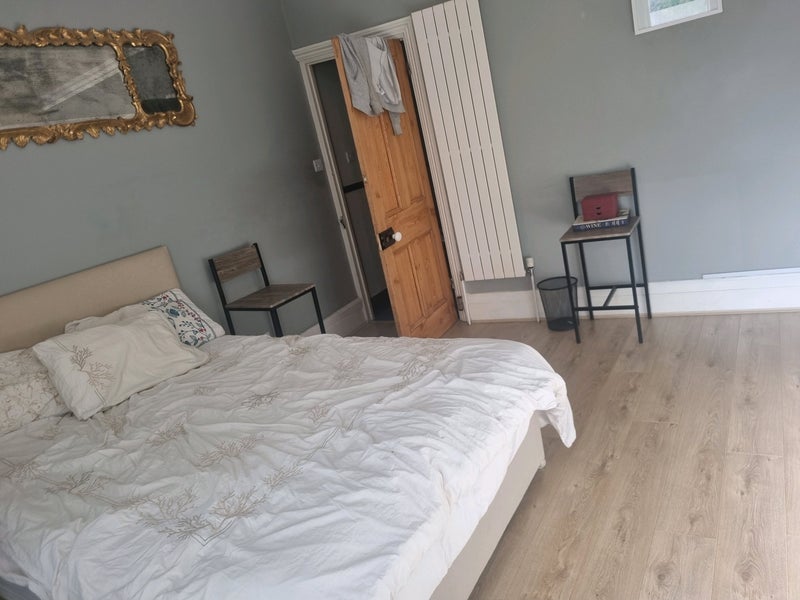 Room Garfield Road in Greater London