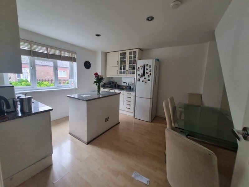 Room Tranton Road in Greater London
