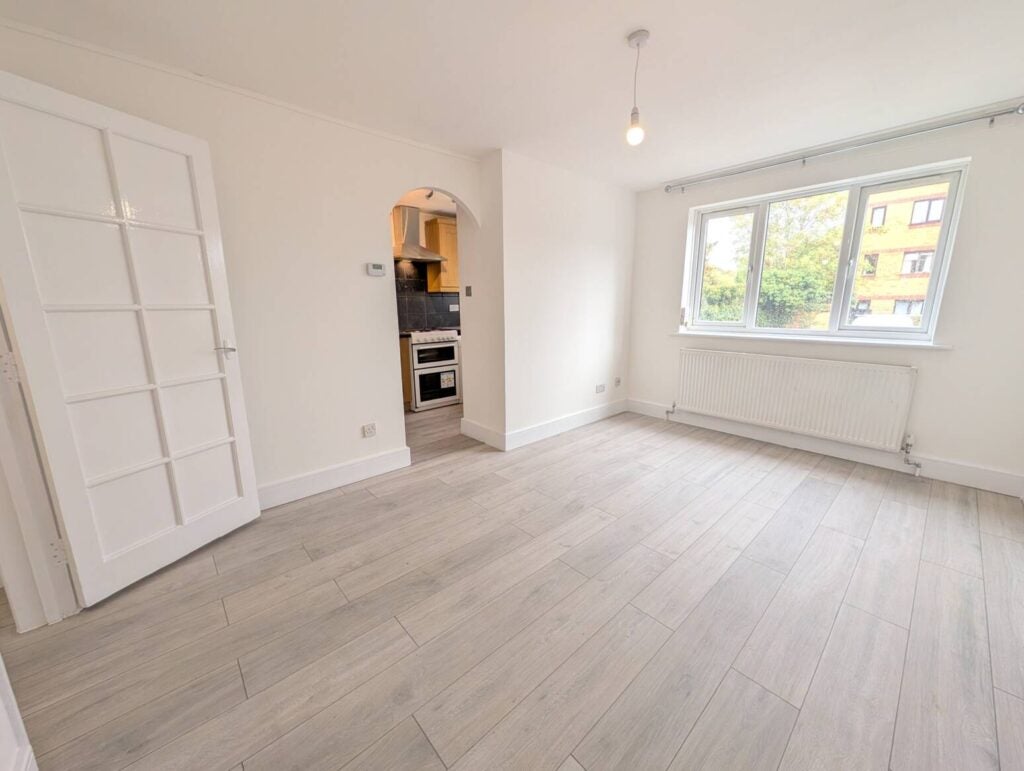 Flat Dudden Hill Lane in Greater London