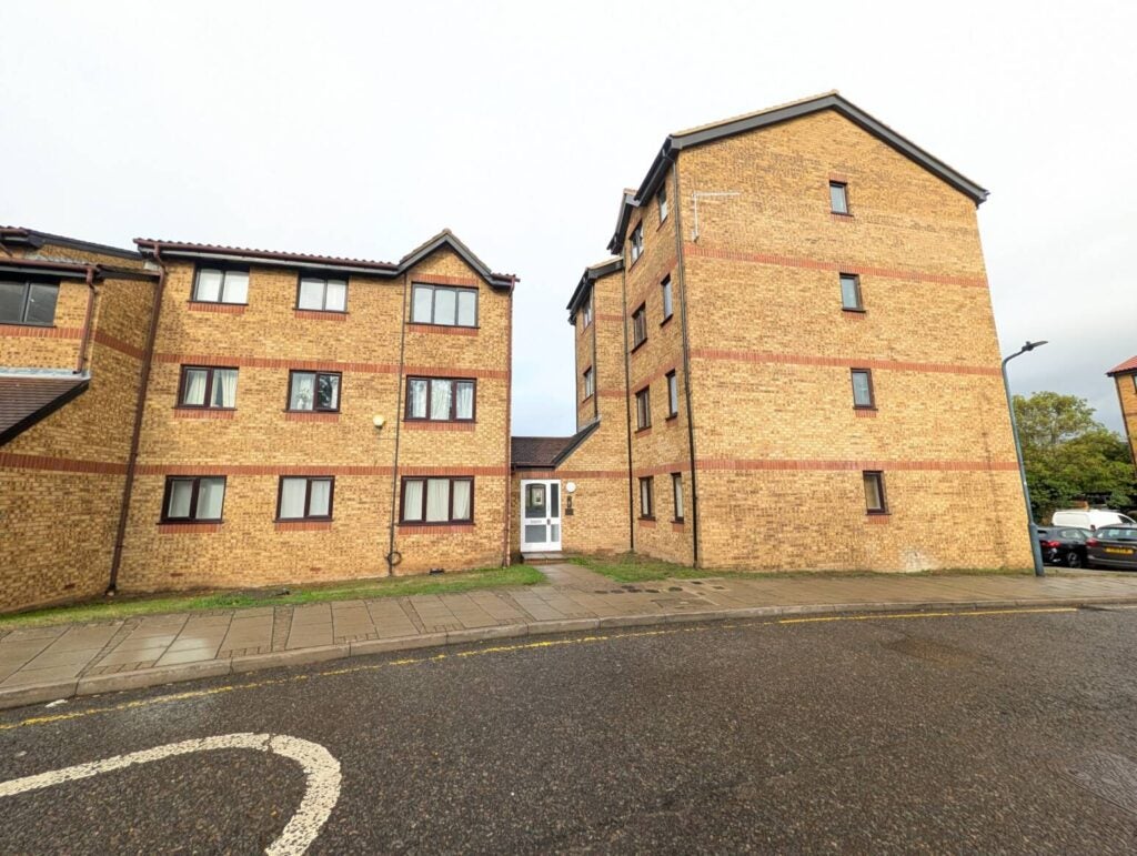 Flat Dudden Hill Lane in Greater London
