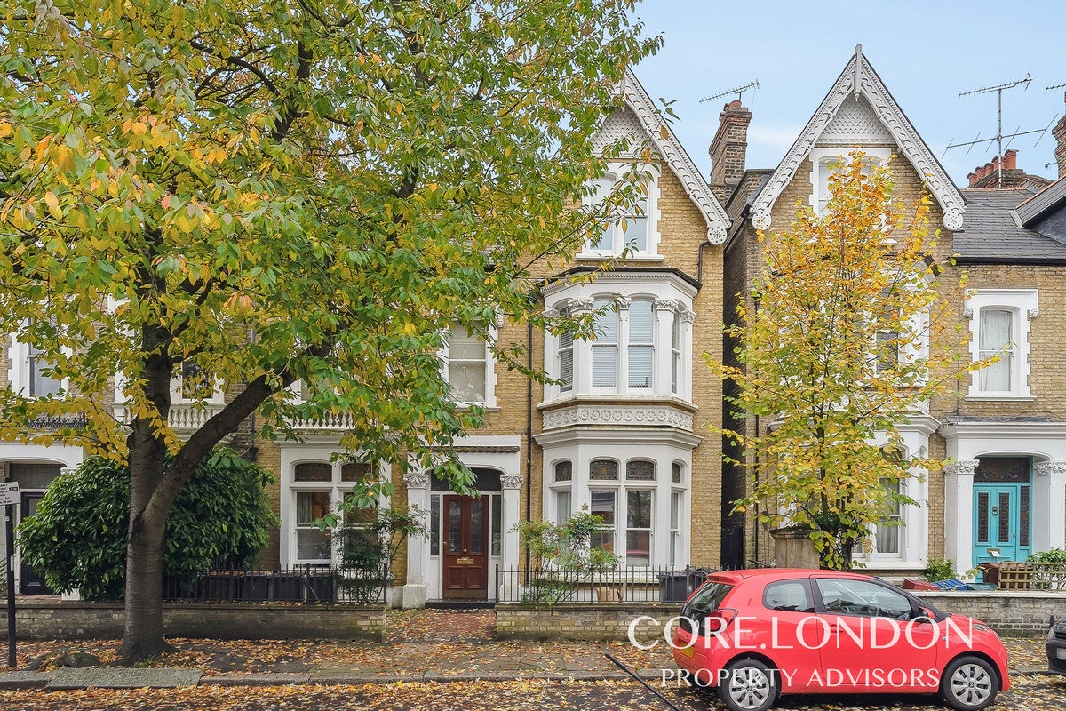Flat Walpole Gardens in Greater London