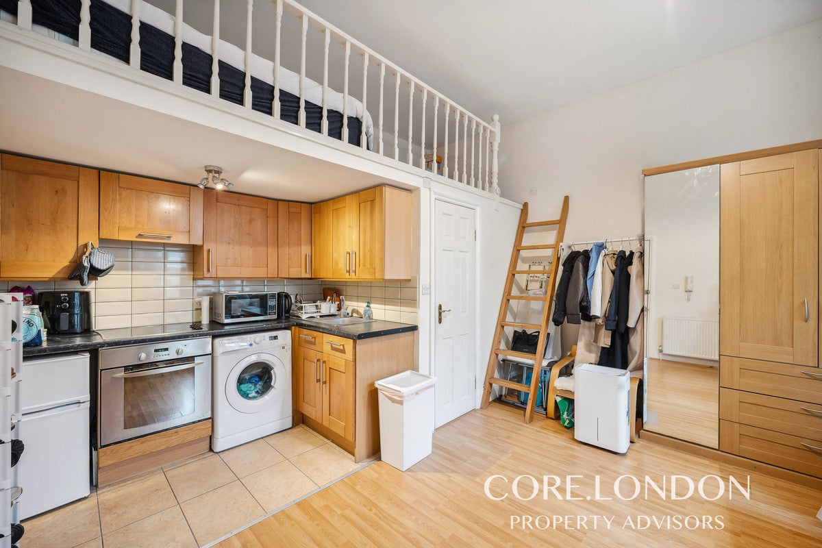 Flat Walpole Gardens in Greater London