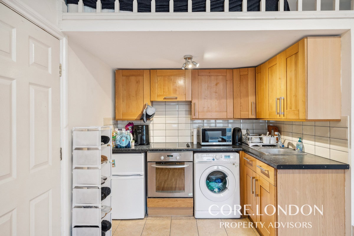 Flat Walpole Gardens in Greater London