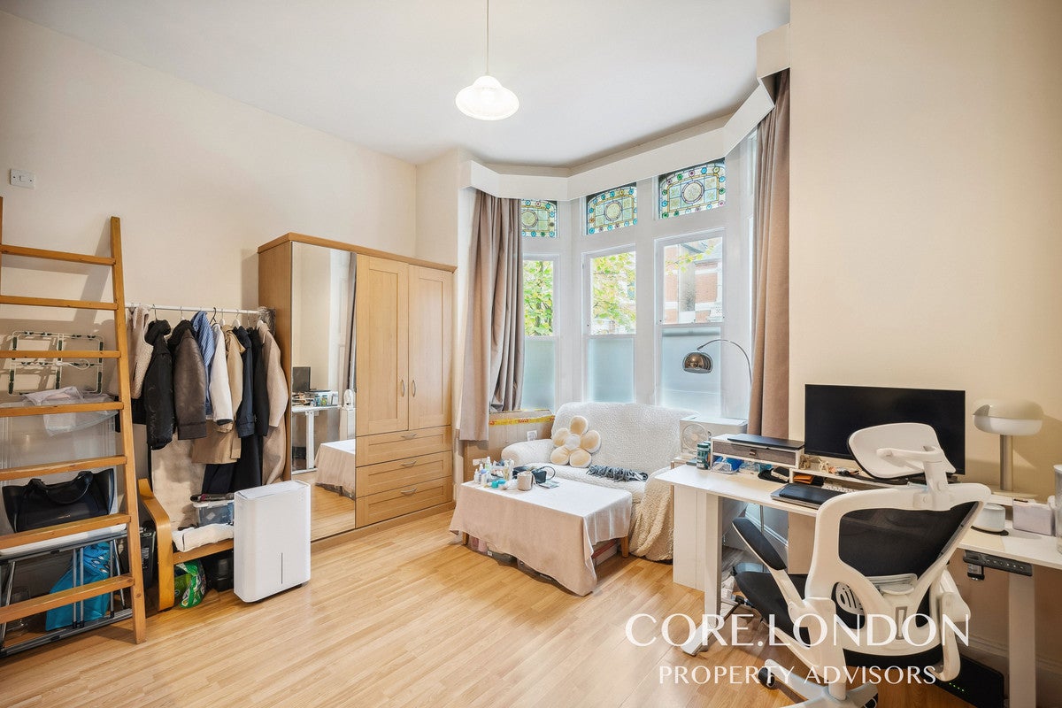 Flat Walpole Gardens in Greater London