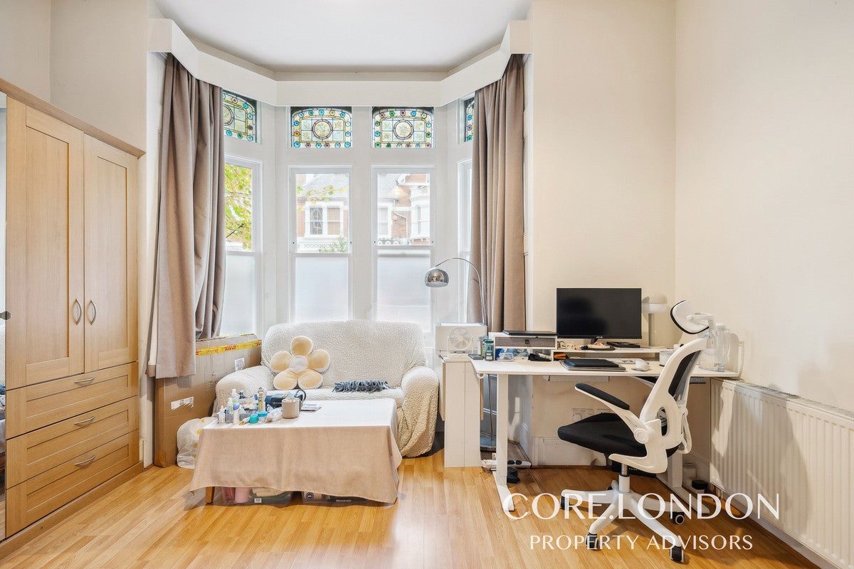 Flat Walpole Gardens in Greater London