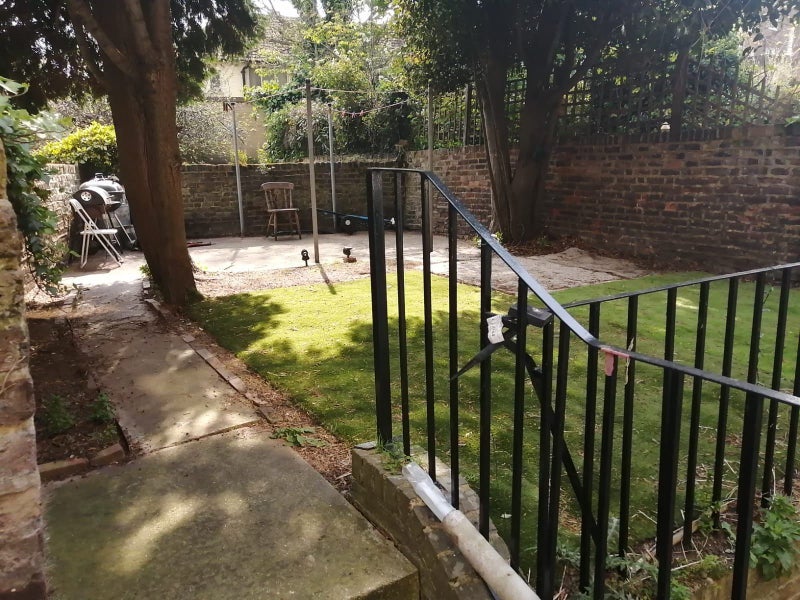 Flat Cross Street in Greater London