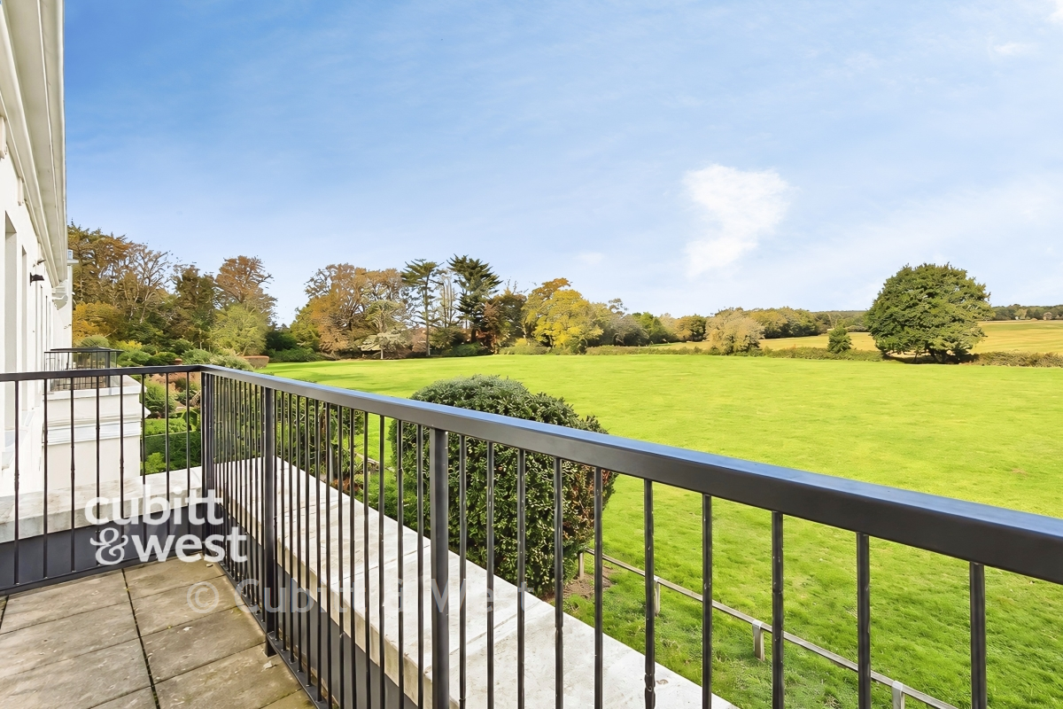 Flat Wheatcroft Court in Greater London