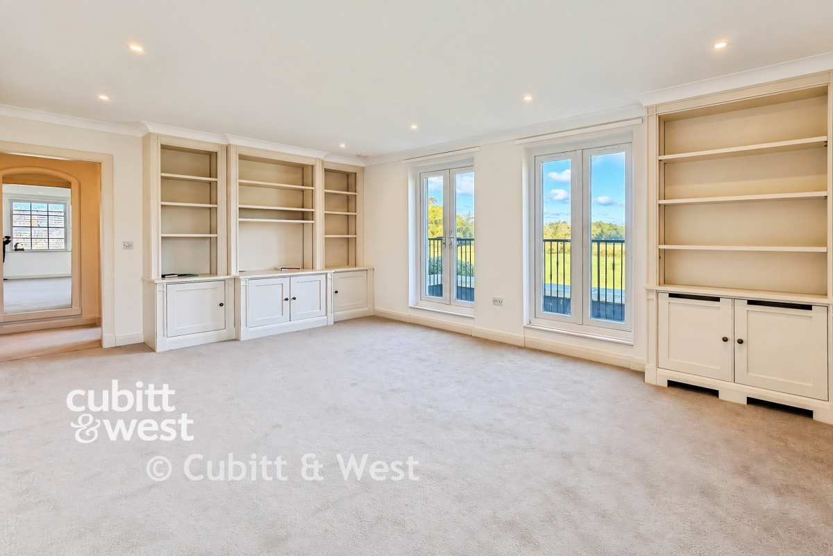 Flat Wheatcroft Court in Greater London