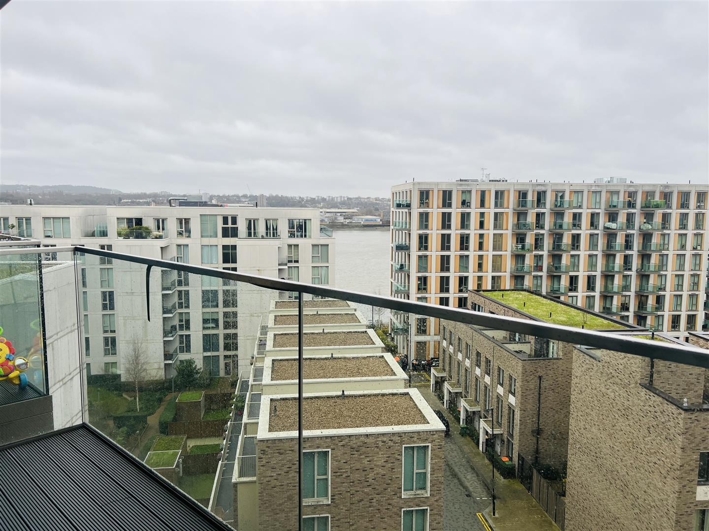 Flat Admiralty Avenue in Greater London