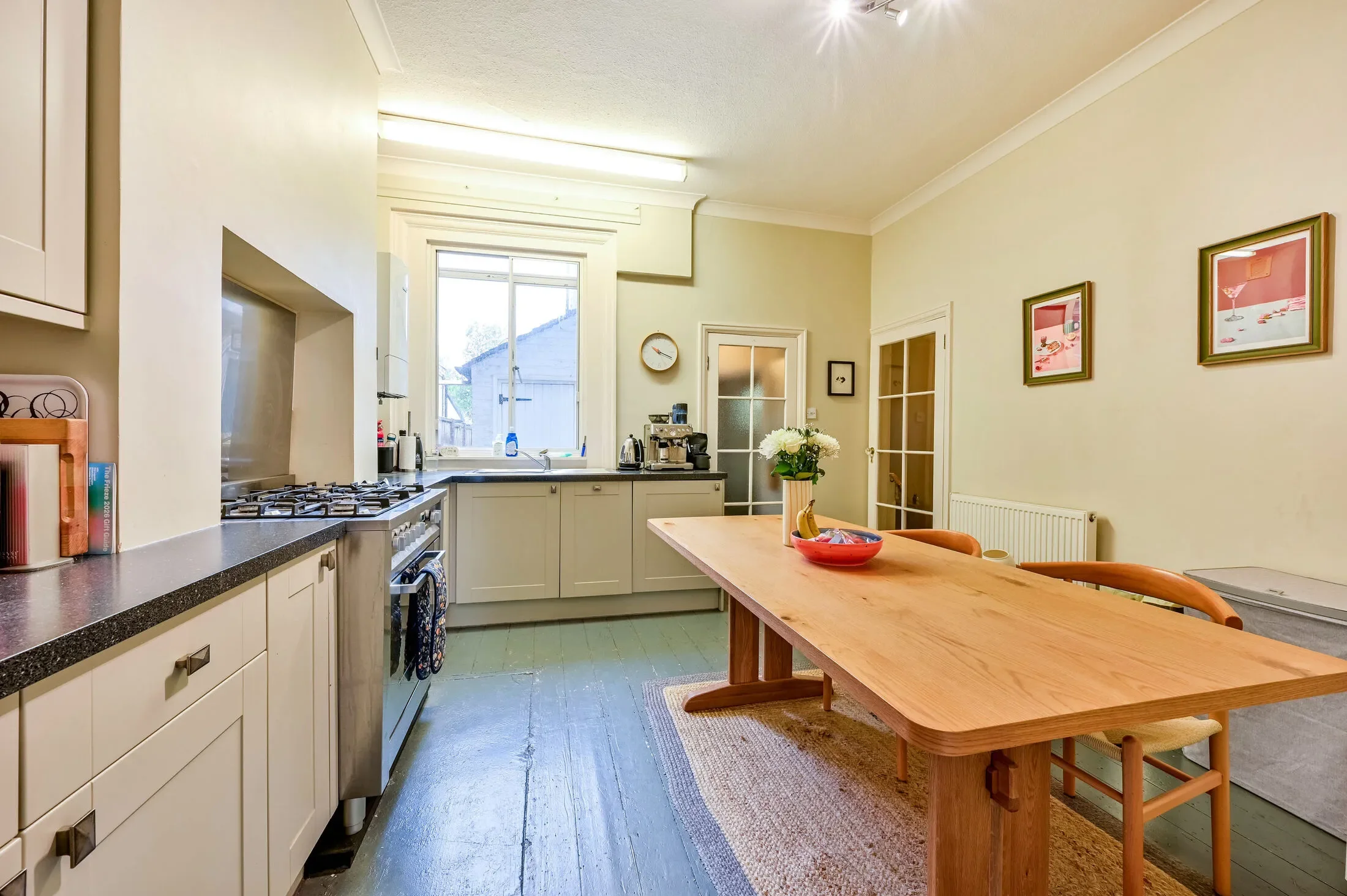 Flat Nassau Road in Greater London