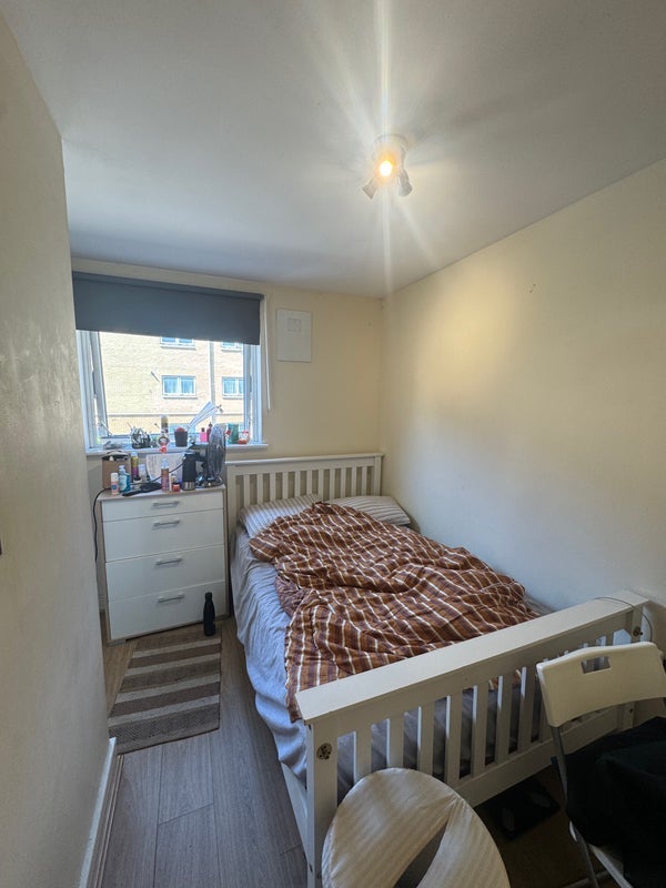 Room Newport Avenue in Greater London