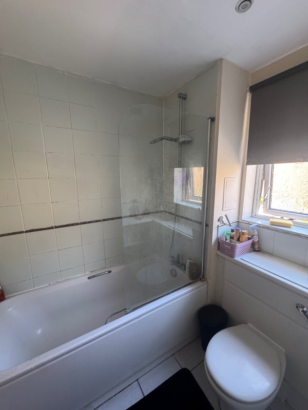 Room Newport Avenue in Greater London