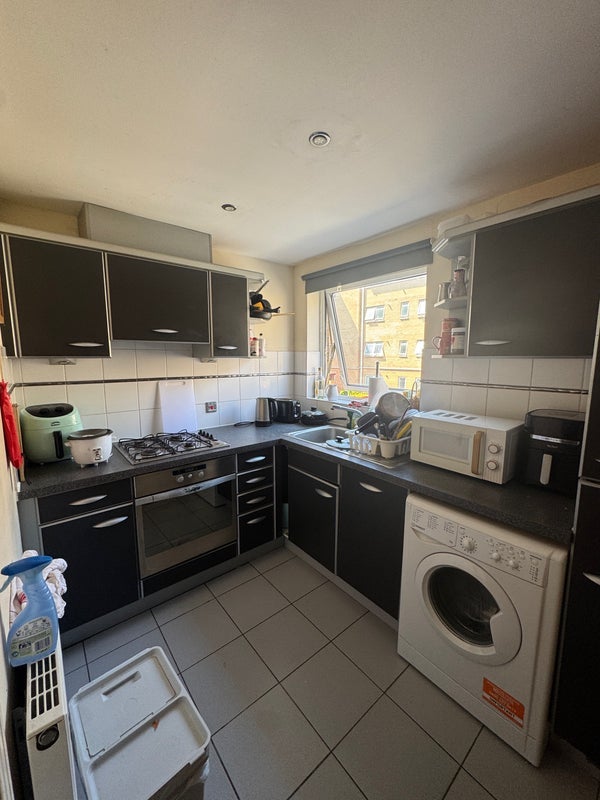 Room Newport Avenue in Greater London