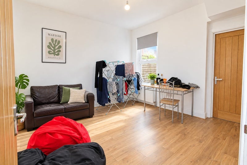 Room Meath Road in Greater London