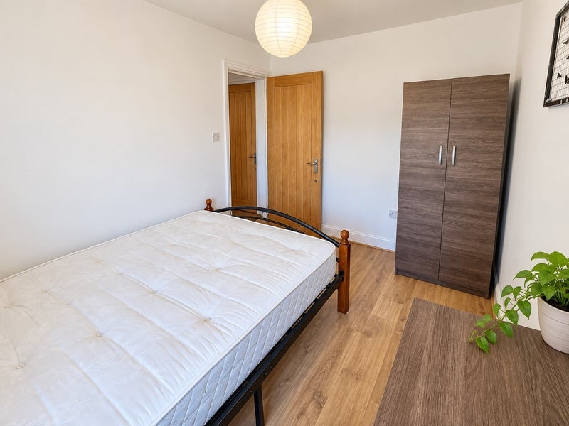 Room Meath Road in Greater London