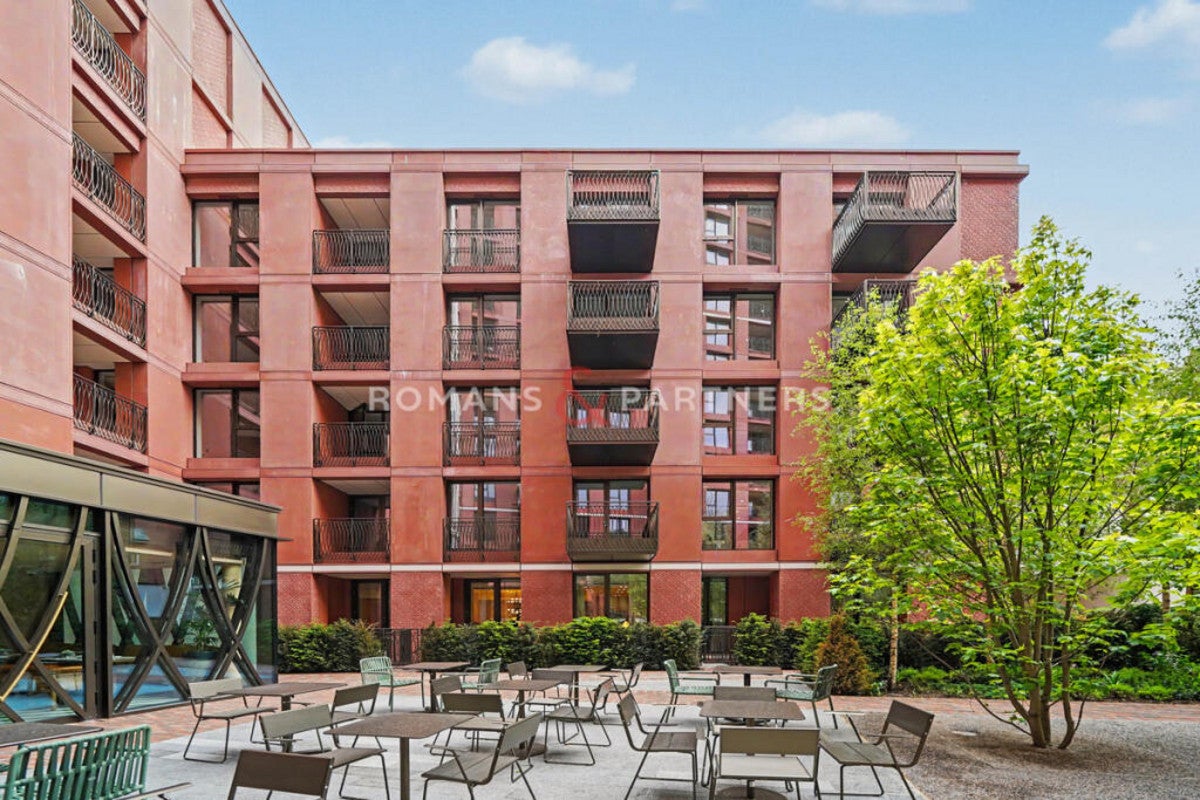 Flat Princess Louise Close in City of Westminster