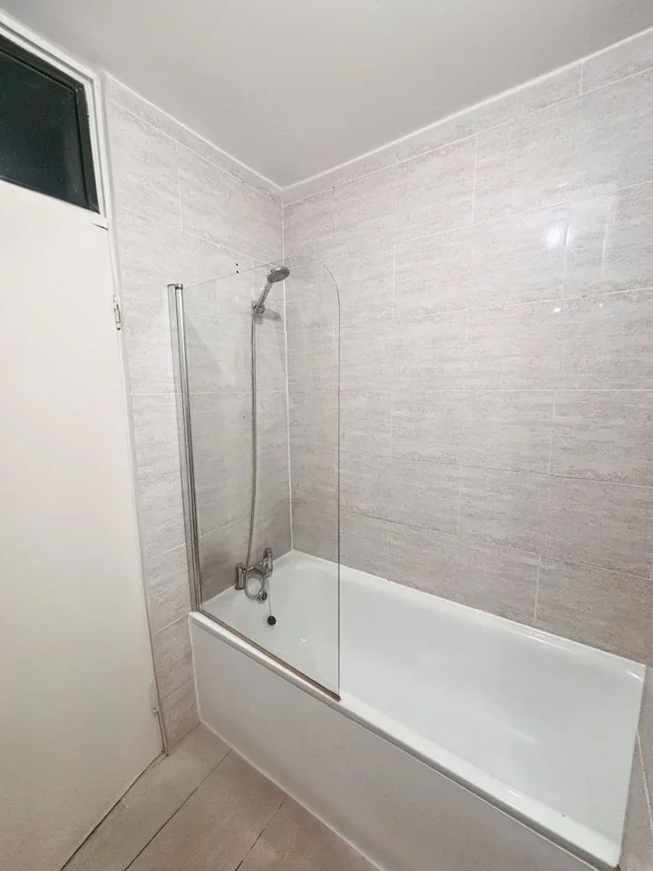 Room Haberdasher Street in Greater London