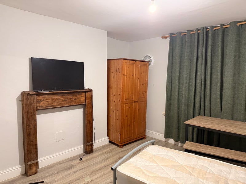 Room Willoughby Road in Ipswich