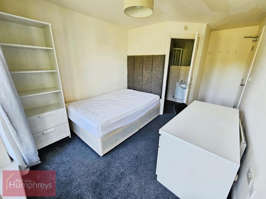 Room Mosquito Way in Welwyn Hatfield